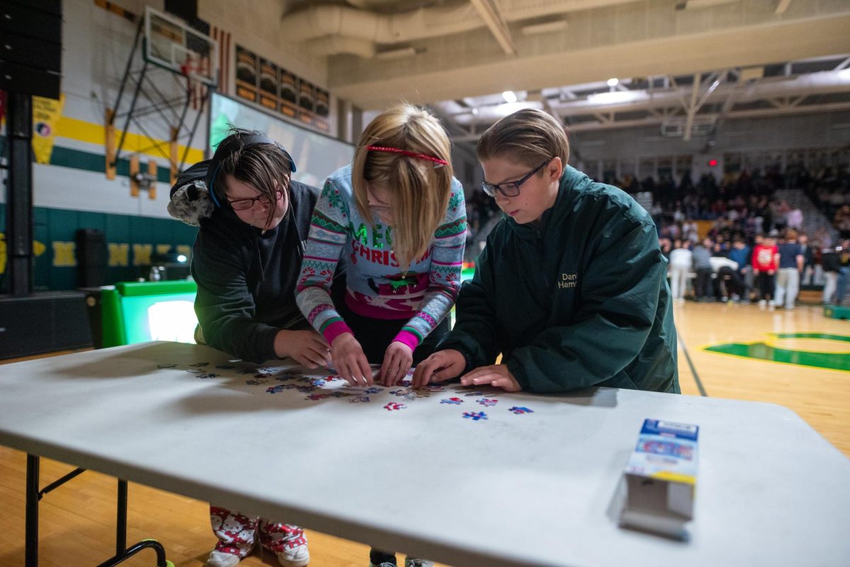 Representatives of the class of 2028 work together to put together a puzzle in a time crunch.
