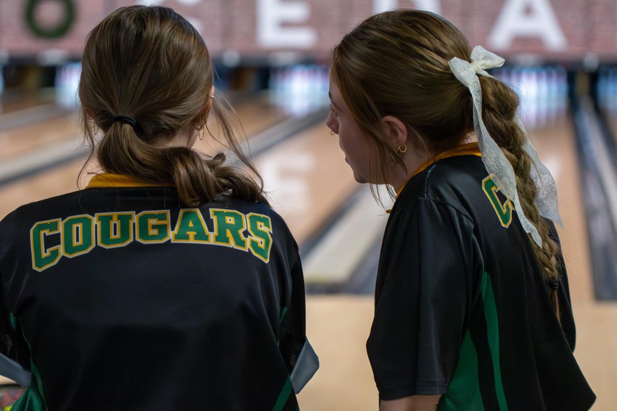 Seniors Elaina Chesmore and Kaiya Gralund discuss how they want to perform during the meet. 